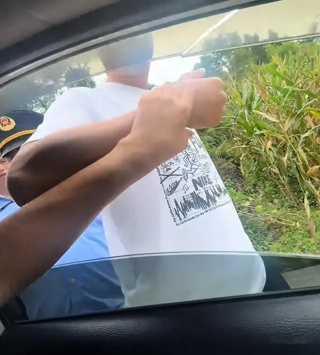 四川男子进城吃席，荒山野岭遇“执法”？没有证件如此“神秘”？