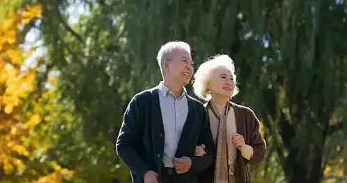 退休后到底该旅游还是存钱养老？