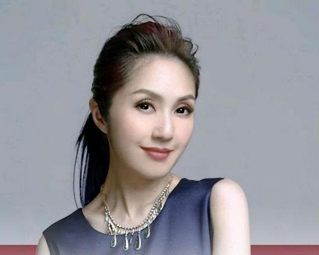 杨千嬅：陈奕迅为她哭红眼，与郑中基痴缠多年，如今嫁小鲜肉