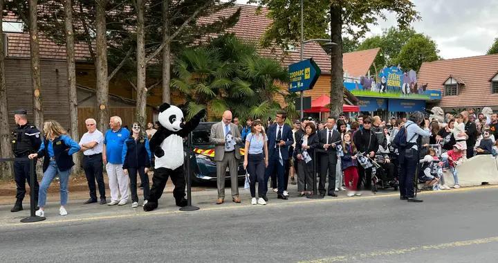 赴法大熊猫将回国 法国人冒雨送别