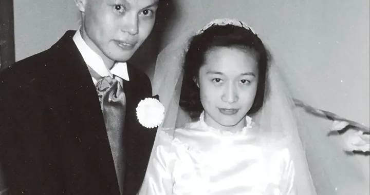 1981年，杜聿明的葬礼上，女儿杜致礼和杨振宁的留影，悲痛难掩！