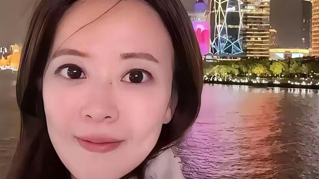 花中闲逸赏花：国民党发言人江怡臻参加完会