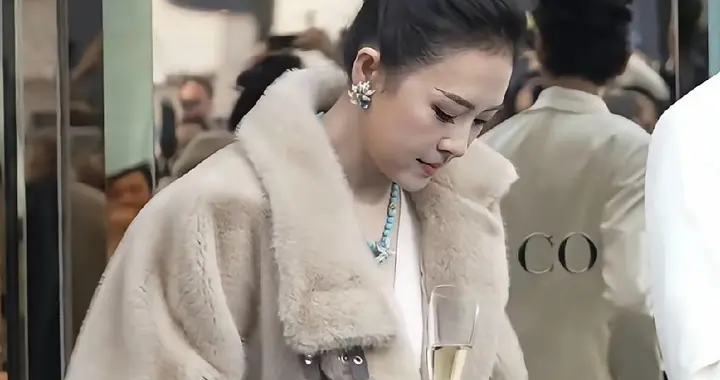 章子怡身穿皮草冷的直搓手，与钟楚曦、宋雨琦和唐嫣形成巨大反差