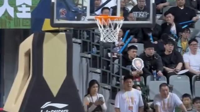 曼巴李：现场狂嘘张文杰，杰就是狗皮药。2