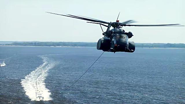 萍萍：美国MH-53E“海龙”，正拖拽M