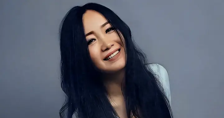 连登五次春晚，和恩师同居怀孕，被骗流产的斯琴格日乐如今怎样了