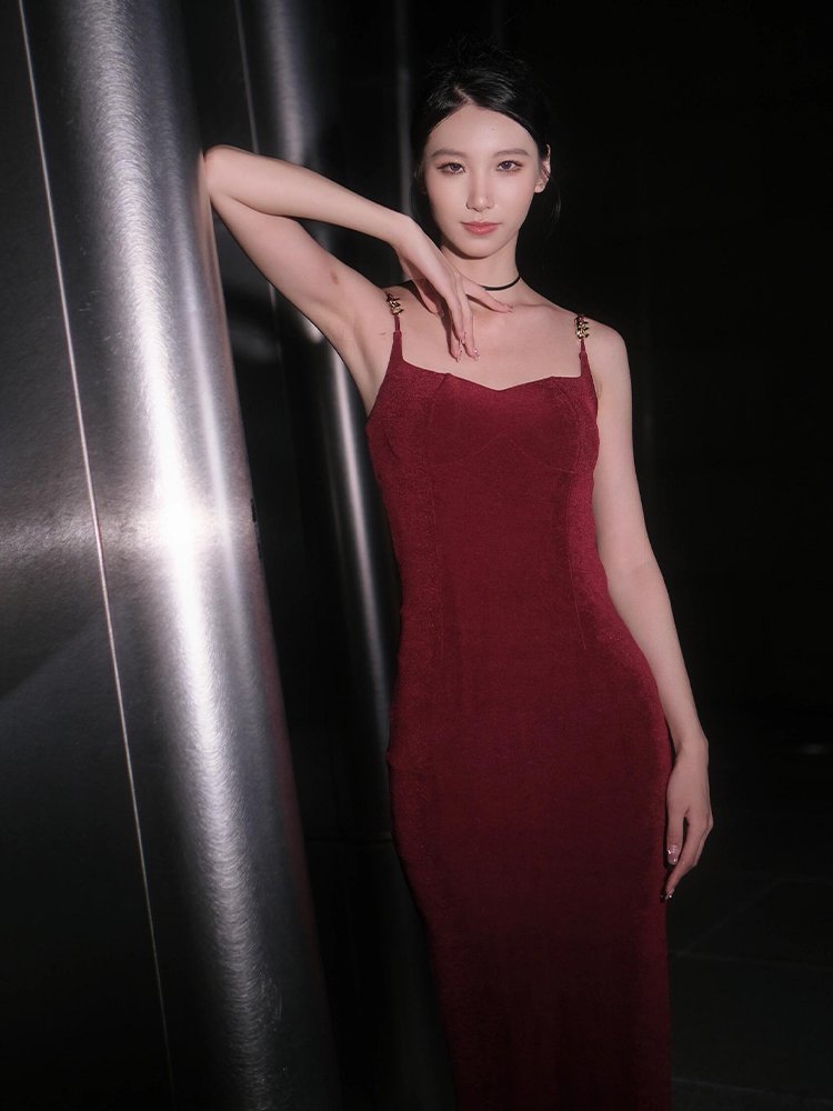 独特别致裙子性感纯欲红色吊带连衣裙长裙