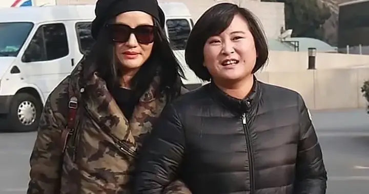 43岁贾玲自曝瘦身原因，穿皮衣致敬母亲，面相越来越讨喜了