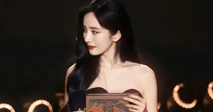 杨幂缺席红毯去和章若楠同台领奖，不争不抢C位轻松拿下