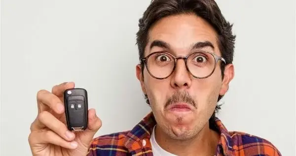 车钥匙电池没电了，发动机也启动不了！究竟什么办法能解决呢？