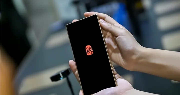 纠结高端折叠屏怎么选？心系天下三星W26手机全方位满足你的需求