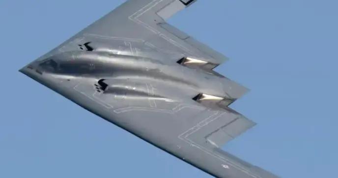 中国六代机给的压力太大了，美军B-21轰炸机，要被逼着兼职打空战