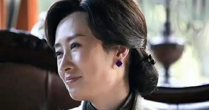 官媒亲宣！嫁豪门守空房7年的刘敏涛，49岁传来喜讯，靳东没说错