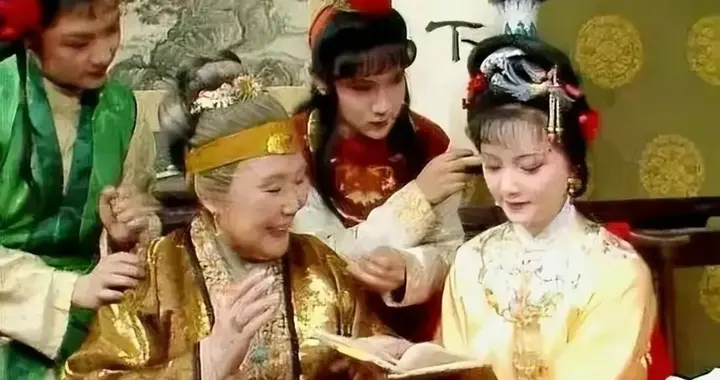 为何宝钗赖在荣国府？刘姥姥的128两银，道破选秀登天梯的真相