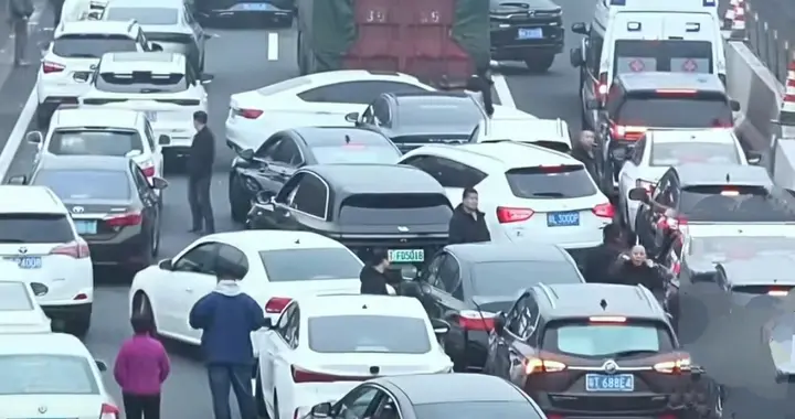 高速堵车名场面！人在车中坐，魂在堵途飘，网友：脑壳都堵昏了！