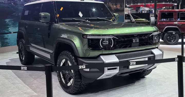 212全新SUV亮相，全新设计风格，外观硬朗，对开式后尾门+背挂胎