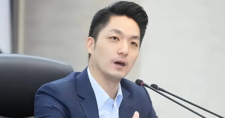 台北市长选战倒数39天，蒋万安居然说选情危急，新党一人表态亮了