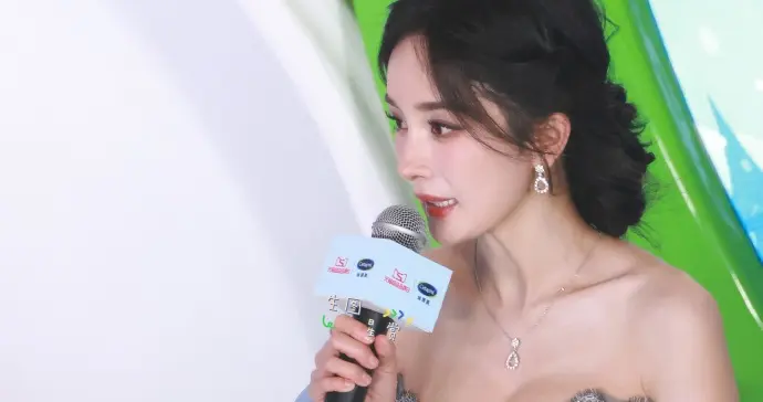 杨幂线下活动镂空抹胸裙穿搭，自信迷人的大幂幂