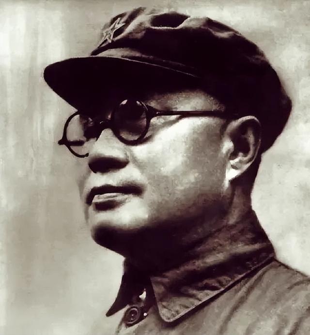 第四元帅刘伯承，和第一大将粟裕，论打仗谁更强？刘帅评价两句话