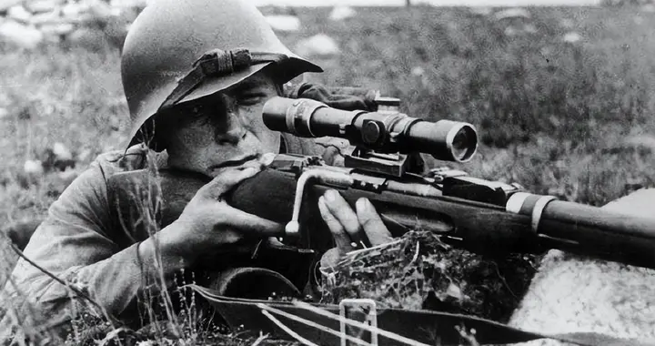 打破认知误区！狙击手从不执着于爆头，真实战术逻辑藏着大学问