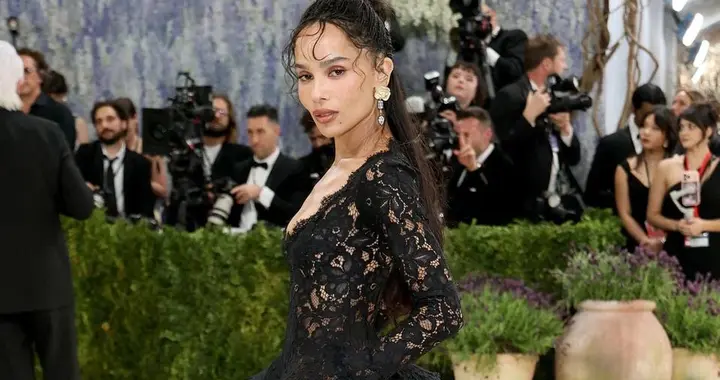 蝙蝠侠女星Met Gala回归！全程遮掩左手，捂了整晚的5克拉钻戒？
