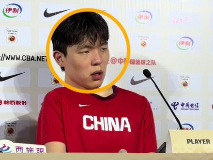 孩子发布会都在叨叨叨学英语 翻译在翻译对话，他在一边认真听并一边碎碎念叨，这也是学习！
