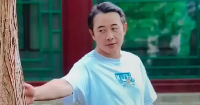 偶遇罗晋孤身祈福，素颜憔悴被说眼里无光，网友：他又不是奥特曼