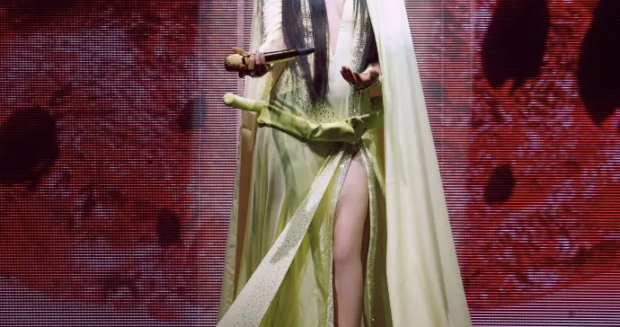 袁娅维演唱会穿着开叉长裙，不经意间露出的长腿真迷人