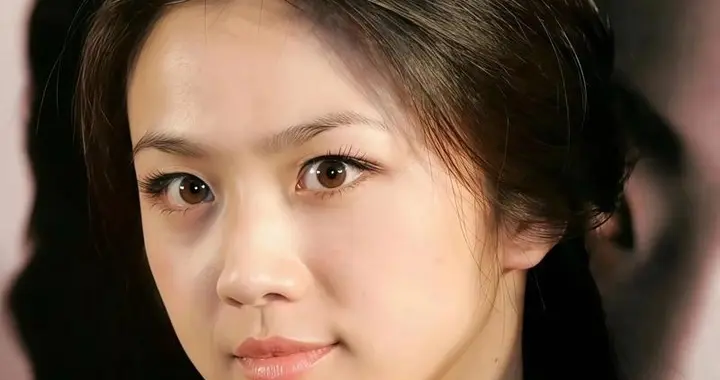 46岁汤唯高龄生子，儿女国籍曝光，执意香港生产，精明算计藏不住