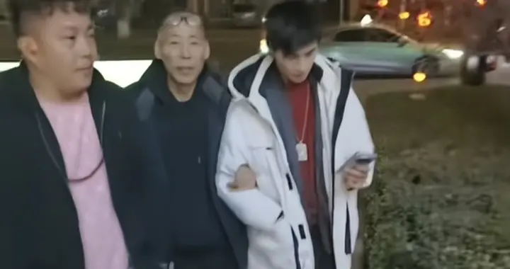 张云鹏母亲穿着引争议 志愿者做出澄清 云鹏父子山西团聚沟通靠翻译