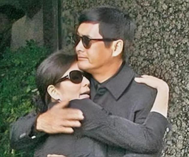 2007年，在钟楚红丈夫的葬礼上，钟楚红扑在周润发怀里痛哭失声，悲痛万...