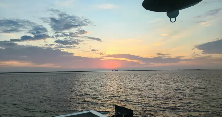 迎着第一缕朝阳开航，奔赴一场晨光里的浪漫！