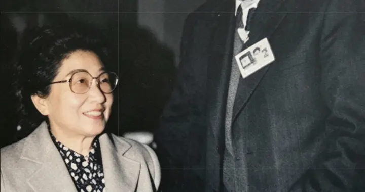 1966年，被幽禁的张学良，在机场迎接赴美探亲归来的赵一荻
