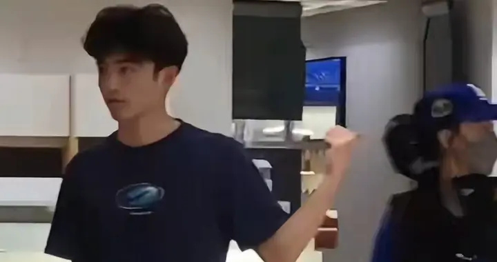 张柏芝带大儿子逛宜家，Lucas插兜气质超像谢霆锋 母子俩像同龄人