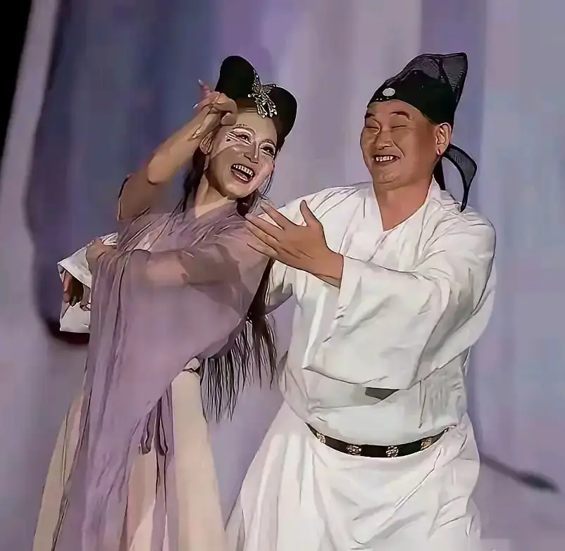 为“孔方兄”折腰的大衣哥朱之文，只要对方给钱💰，什么活都接。不赚白不...