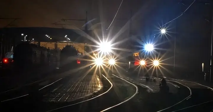 “夜间高铁”即将来临？为什么以前高铁禁止夜行，火车却可以？