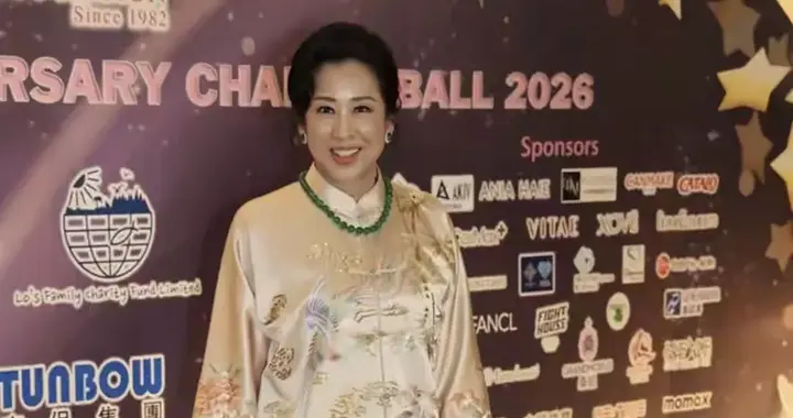 67岁朱玲玲帝王翡翠配凤袍气场全开，78岁老公化身跟班不像赞助商