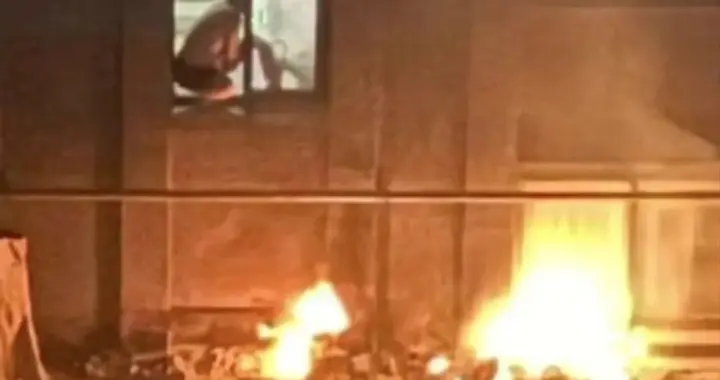 宝鸡某小区突发火情一男子翻窗救火尽显担当