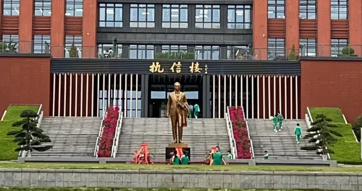 五一开放日探校，一间厕所比十句宣传语更诚实