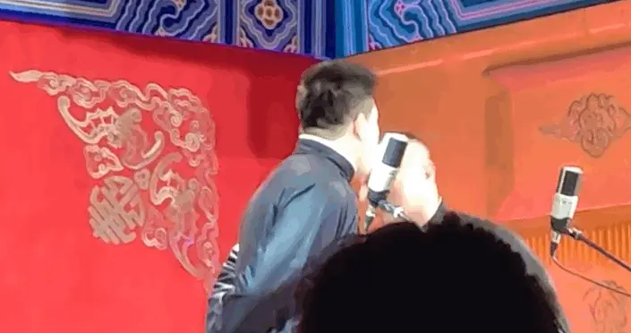 岳云鹏红毯秒变演唱会现场！杨九郎化身站哥掀帽验发引爆全网