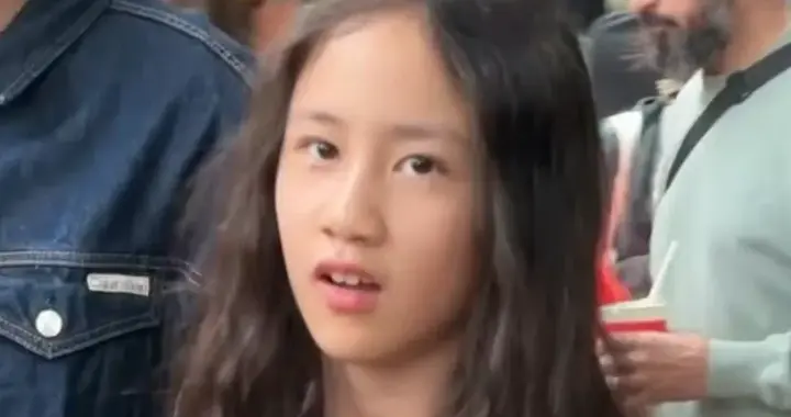 黄磊二女儿身高出众，露脐装引热议，网友：这是12岁的穿搭吗？