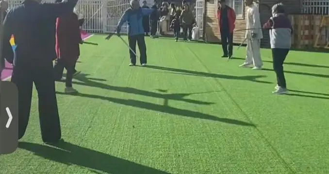 老人强占幼儿园操场练剑后续来了，网友点赞！