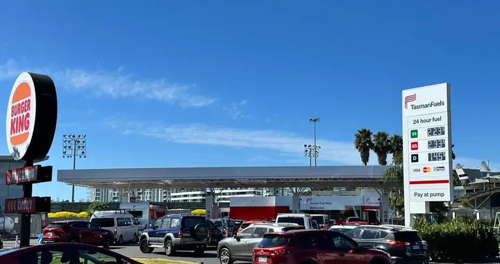 油价暴涨！美伊冲突全面升级，霍尔木兹海峡封锁，国内油价要涨了