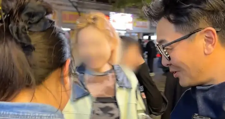 吴樾南昌逛夜市，被粉丝热情围住，亲切合影无架子超接地气