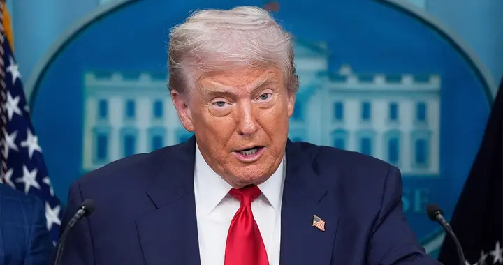 希拉里抨击白宫宴会厅计划，特朗普指责希拉里偷窃白宫家具