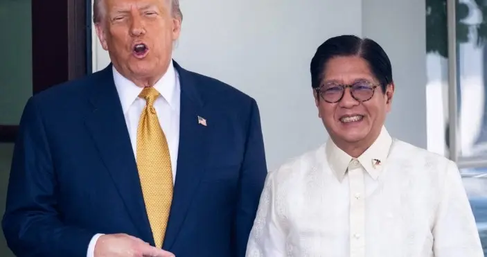 被美国空头支票当猴耍，菲公务船强闯黄岩岛，被水炮喷到卫星断网