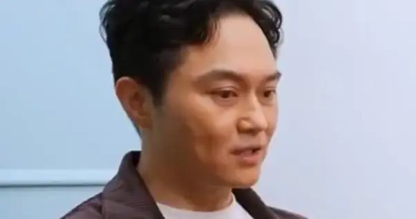 张智霖被问和儿子谁更帅：19岁的他的确是英俊过19岁的我