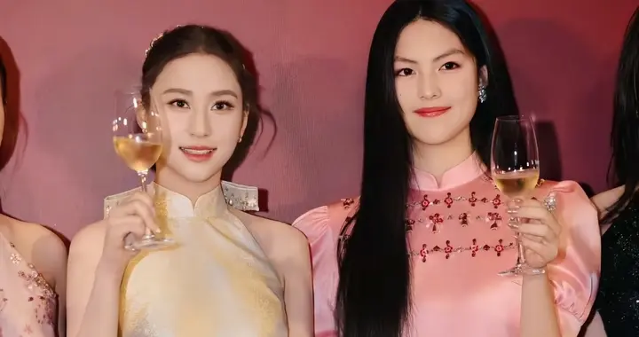 王诗龄和何超莲同框，何超莲更显年轻