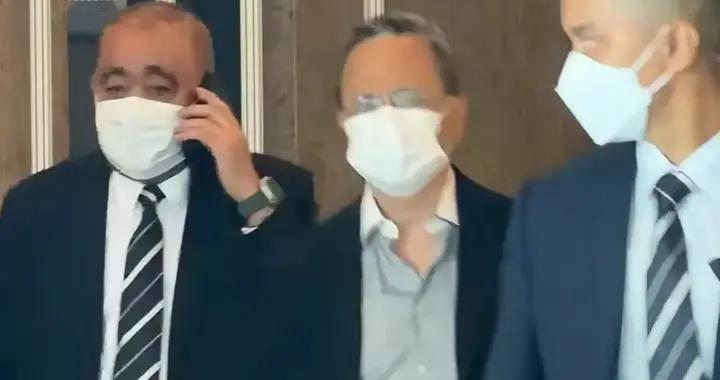 李泽钜近照变化巨大！满头白发，身材发福，带两位助理参加选举！