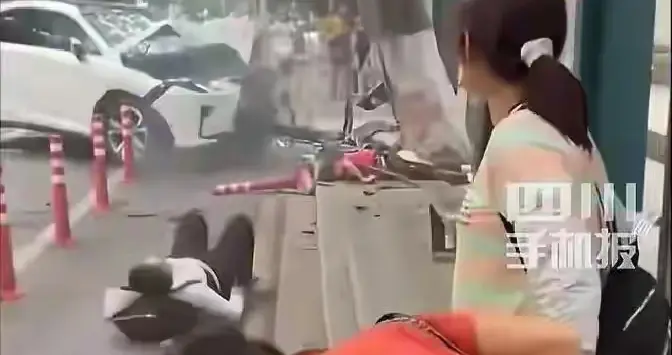 血淋淋的教训！广州街头3条人命没了！高三女生等车遭横祸恐截肢